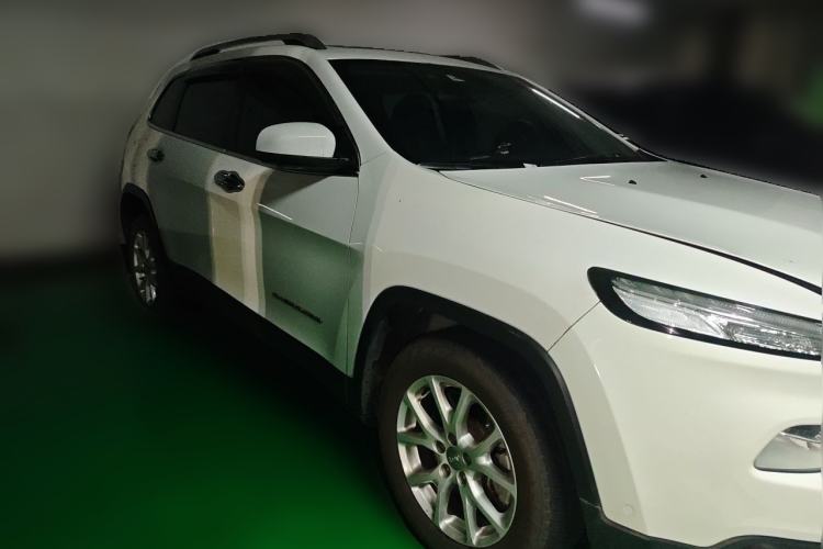 Used Jeep Cherokee 2016 2.0L Superior Edition Front Right 45 Deg