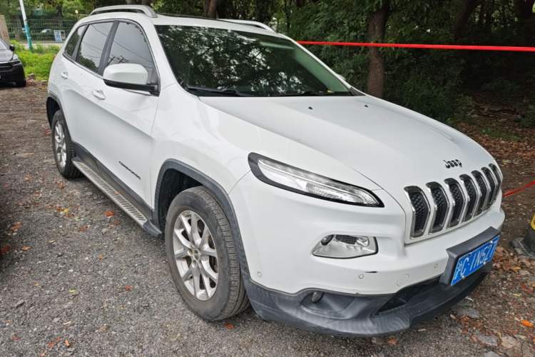 Used Jeep Cherokee 2016 2.0L Superior Edition Front Right 45 Deg