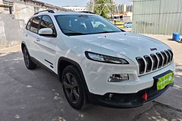 Used Jeep Cherokee 2016 2.4L 75th Anniversary Edition Front Right 45 Deg