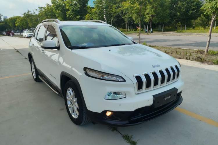 Used Jeep Cherokee 2016 2.4L Leading Edition Front Right 45 Deg