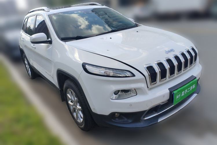 Used Jeep Cherokee 2016 2.4L Professional Smart Version Front Right 45 Deg