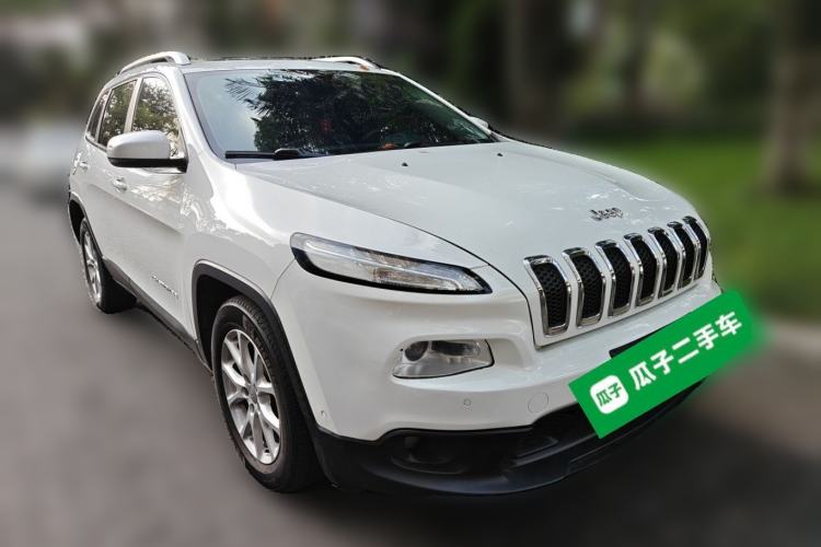 Used Jeep Cherokee 2016 2.0L Superior Edition Front Right 45 Deg