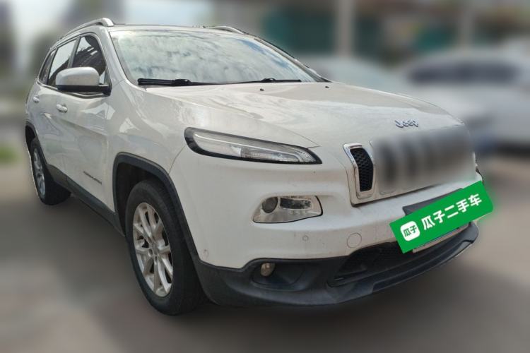 Used Jeep Cherokee 2016 2.0L Superior Edition Front Right 45 Deg