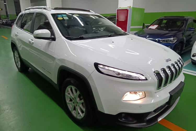 Used Jeep Cherokee 2016 2.4L Professional Edition Front Right 45 Deg