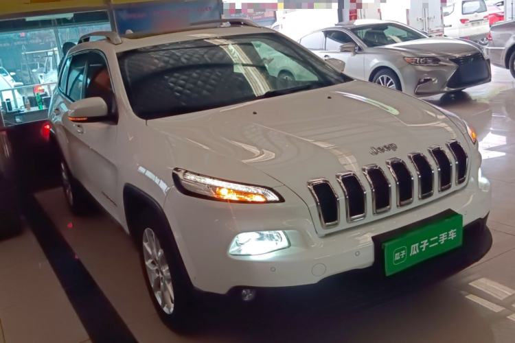 Used Jeep Cherokee 2016 2.0L Superior Edition Front Right 45 Deg