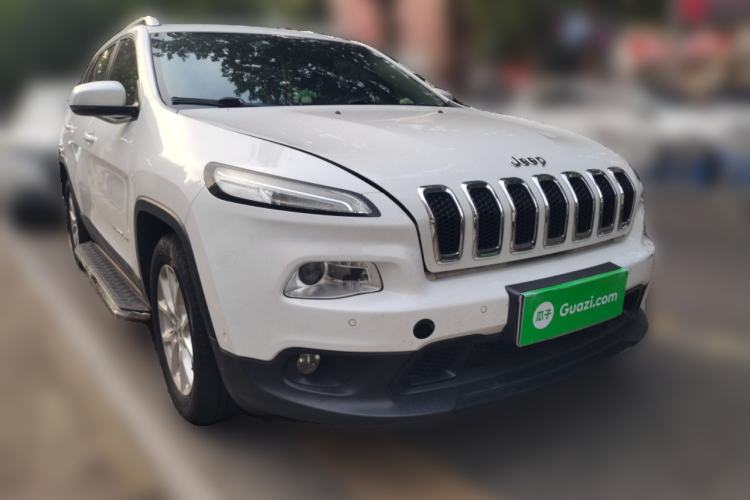 Used Jeep Cherokee 2016 2.4L Leading Smart Version Front Right 45 Deg