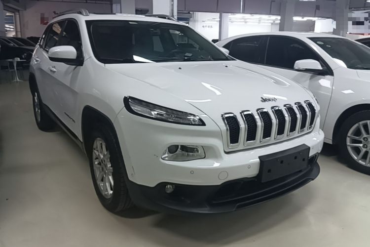Used Jeep Cherokee 2016 2.0L Superior Edition Front Right 45 Deg