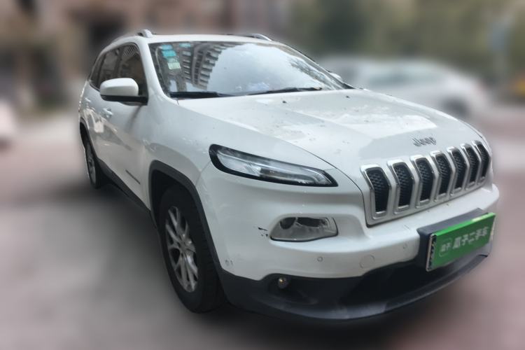 Used Jeep Cherokee 2016 2.0L Superior Edition Front Right 45 Deg