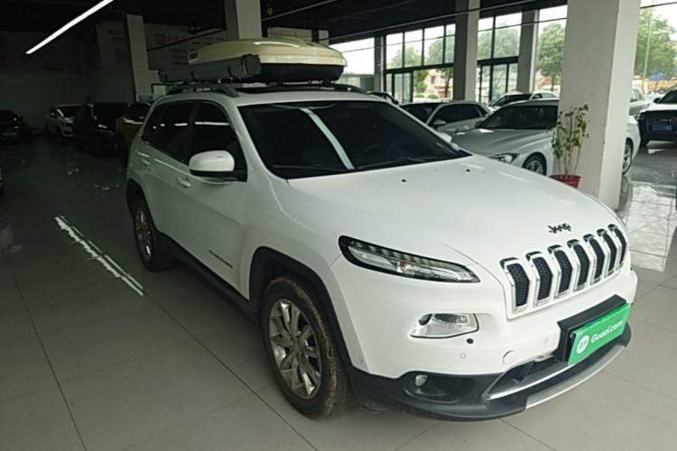 Used Jeep Cherokee 2016 2.4L Superior Edition Front Right 45 Deg