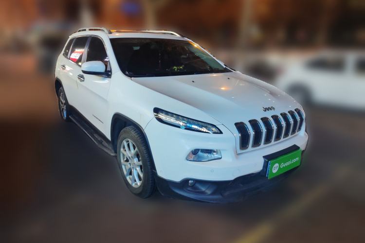 Used Jeep Cherokee 2016 2.4L Leading Smart Version Front Right 45 Deg