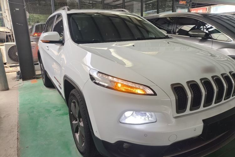 Used Jeep Cherokee 2016 2.4L 75th Anniversary Edition Front Right 45 Deg