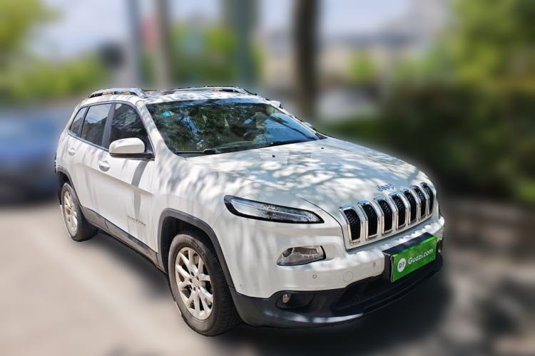 Used Jeep Cherokee 2016 2.0L Superior Edition Front Right 45 Deg