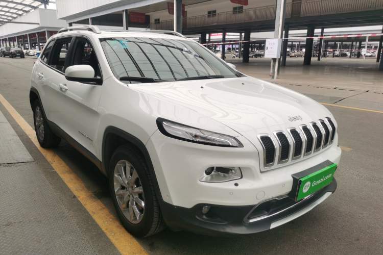Used Jeep Cherokee 2016 2.4L Superior Edition Front Right 45 Deg