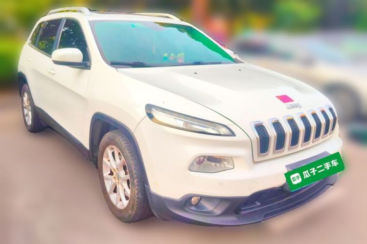 Used Jeep Cherokee 2016 2.4L Leading Smart Version Front Right 45 Deg