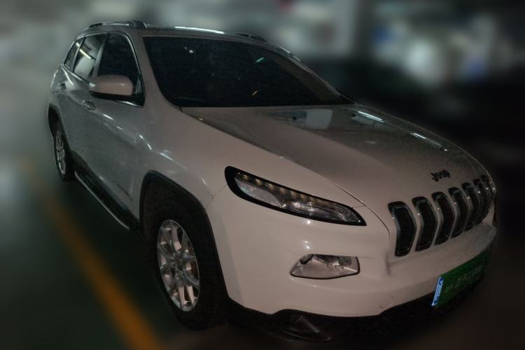 Used Jeep Cherokee 2016 2.0L Superior Edition Front Right 45 Deg