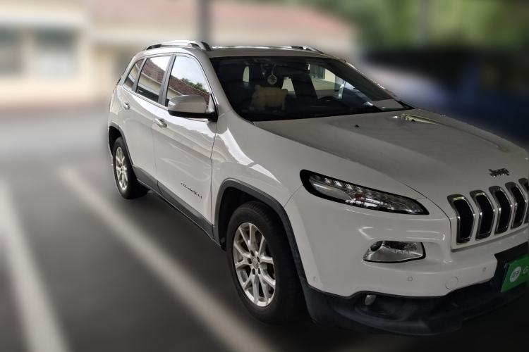 Used Jeep Cherokee 2016 2.0L Superior Edition Front Right 45 Deg