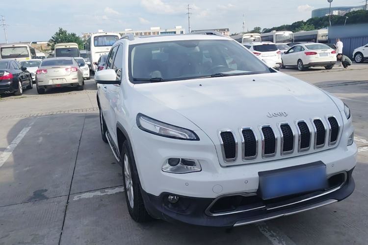 Used Jeep Cherokee 2016 2.4L Professional Edition Front Right 45 Deg
