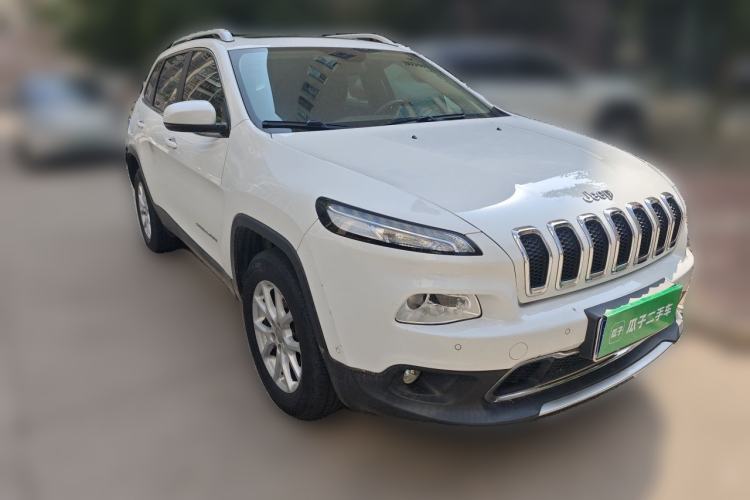 Used Jeep Cherokee 2016 2.4L Professional Smart Version Front Right 45 Deg