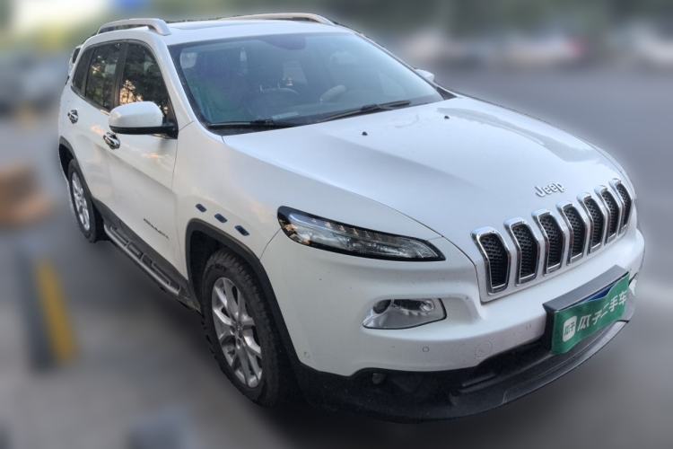 Used Jeep Cherokee 2016 2.0L Superior Edition Front Right 45 Deg