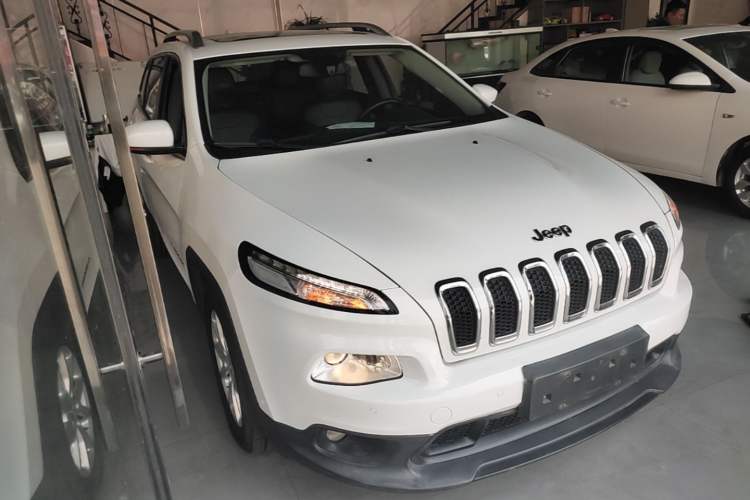 Used Jeep Cherokee 2016 2.4L Leading Edition Front Right 45 Deg