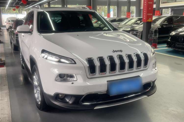Used Jeep Cherokee 2016 2.4L Superior Edition Front Right 45 Deg
