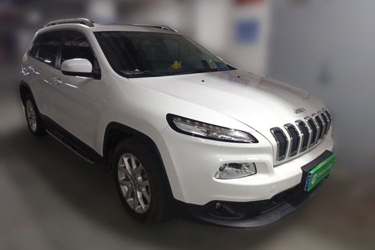 Used Jeep Cherokee 2016 2.0L Superior Edition Front Right 45 Deg