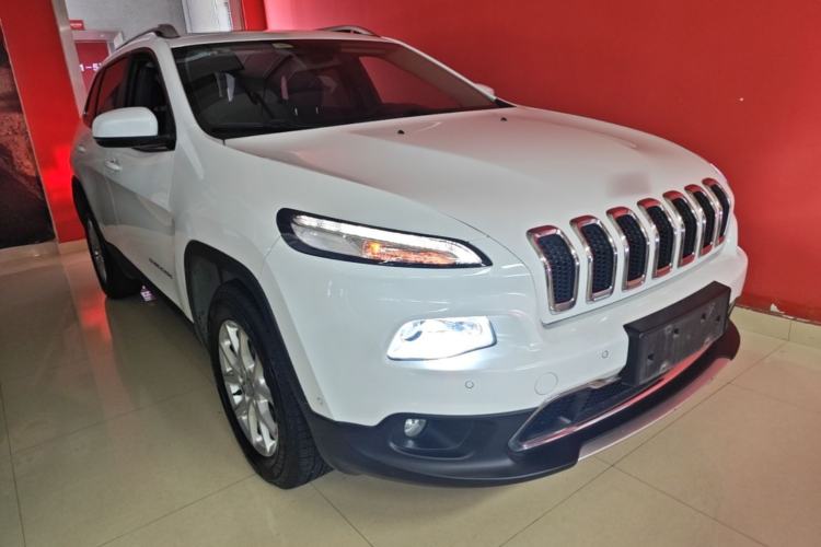 Used Jeep Cherokee 2016 2.4L Professional Edition Front Right 45 Deg