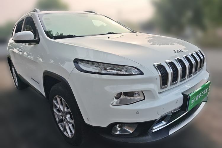 Used Jeep Cherokee 2016 2.4L Professional Edition Front Right 45 Deg