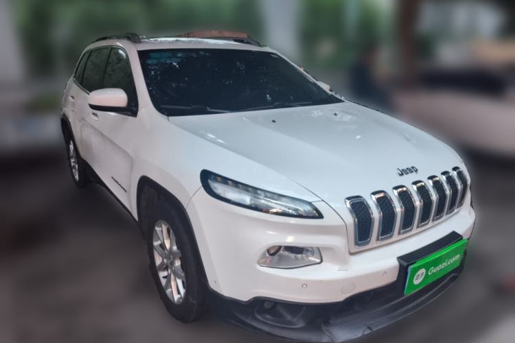 Used Jeep Cherokee 2016 2.0L Smart Version Front Right 45 Deg