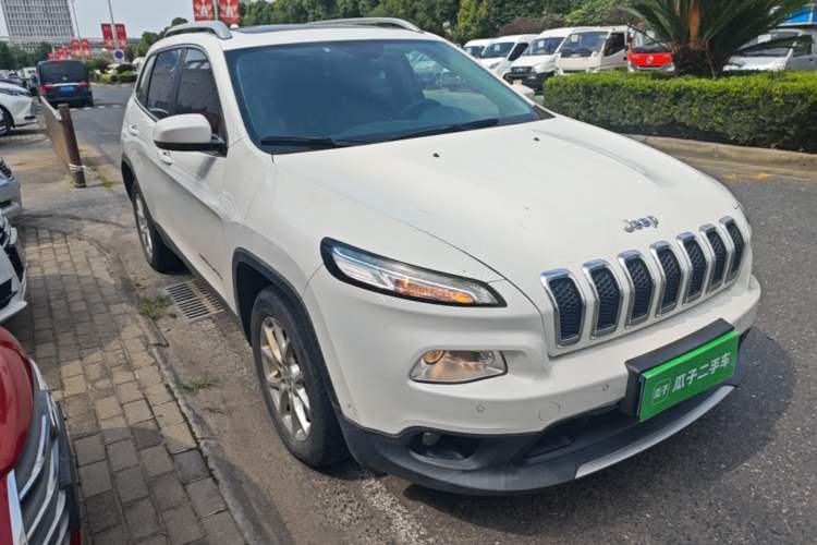 Used Jeep Cherokee 2016 2.0L Superior Edition Front Right 45 Deg