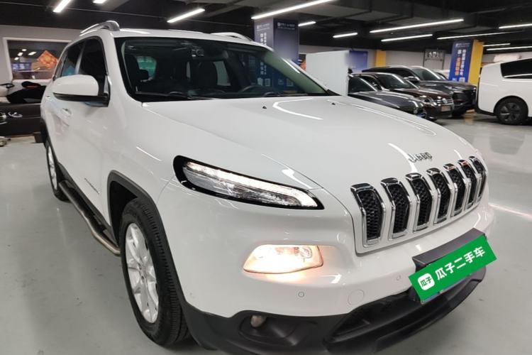 Used Jeep Cherokee 2016 2.4L Leading Smart Version Front Right 45 Deg