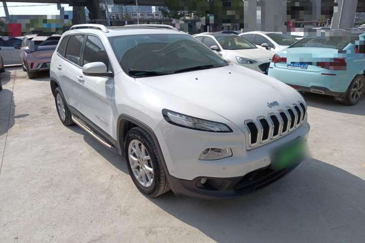 Used Jeep Cherokee 2016 2.0L Superior Edition Front Right 45 Deg