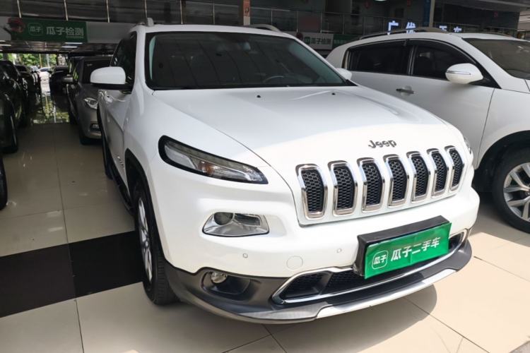 Used Jeep Cherokee 2016 2.4L Professional Edition Front Right 45 Deg