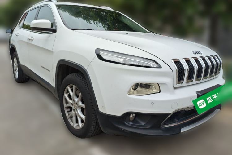 Used Jeep Cherokee 2016 2.4L Professional Smart Version Front Right 45 Deg