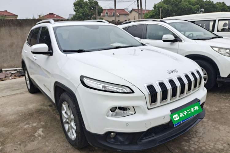 Used Jeep Cherokee 2016 2.0L Superior Edition Front Right 45 Deg