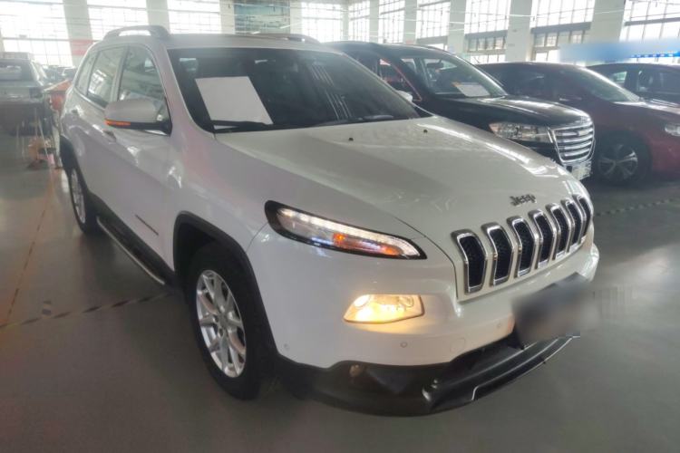 Used Jeep Cherokee 2016 2.4L Leading Smart Version Front Right 45 Deg