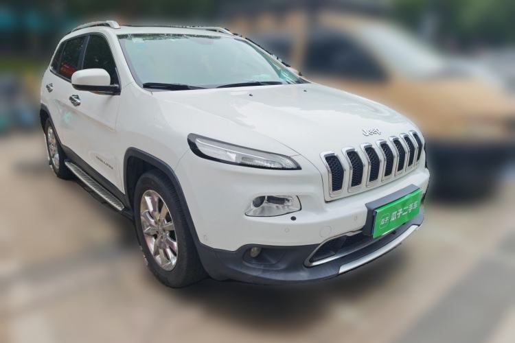 Used Jeep Cherokee 2016 2.4L Superior Edition Front Right 45 Deg