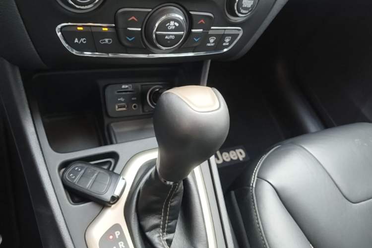 Used Jeep Cherokee 2016 2.0L Superior Edition Gear Lever