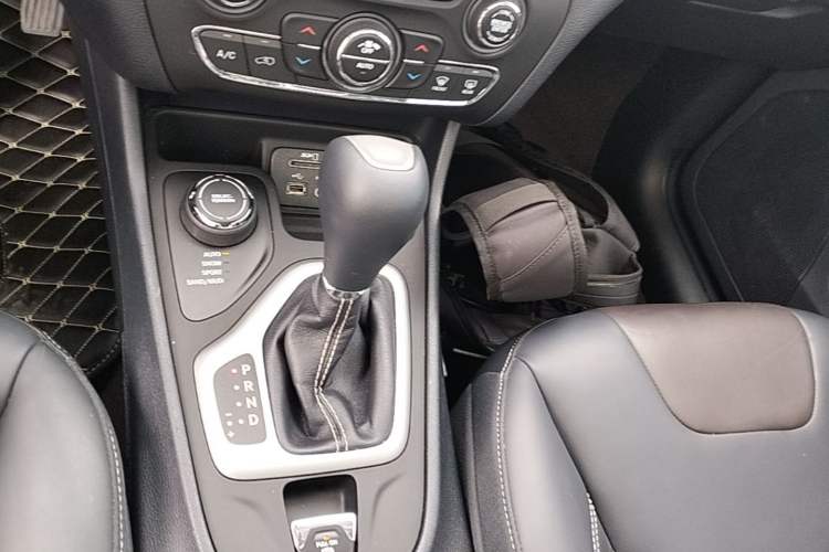 Used Jeep Cherokee 2016 2.4L Professional Smart Version Gear Lever