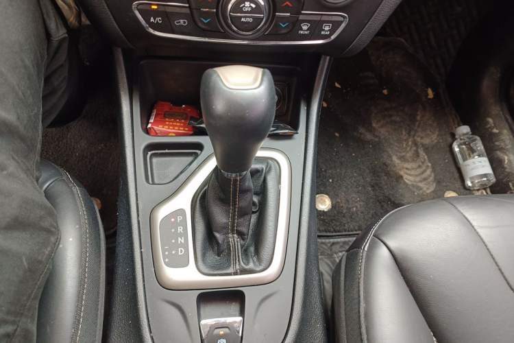 Used Jeep Cherokee 2016 2.0L Superior Edition Gear Lever