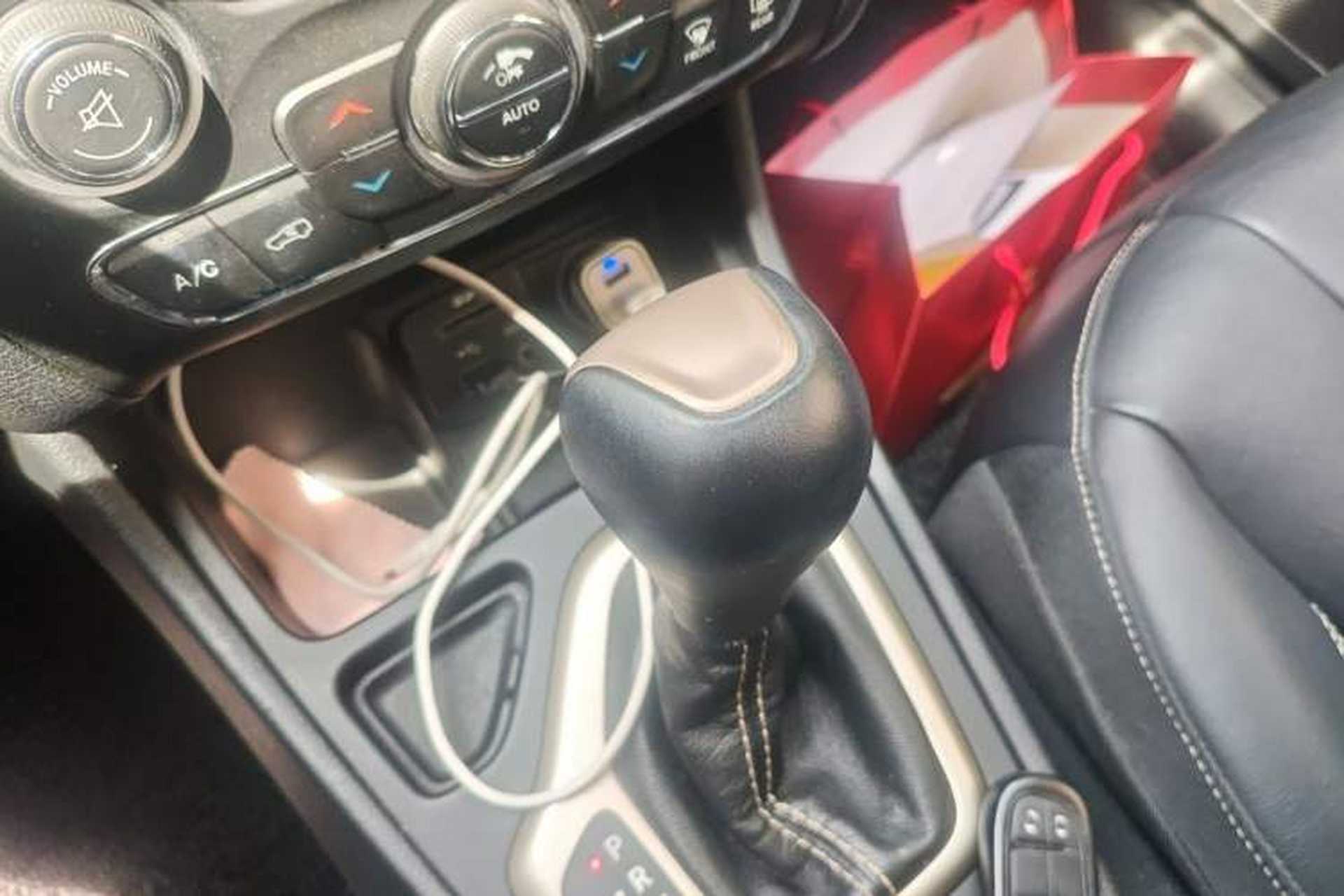 Used Jeep Cherokee 2016 2.0L Superior Edition Gear Lever
