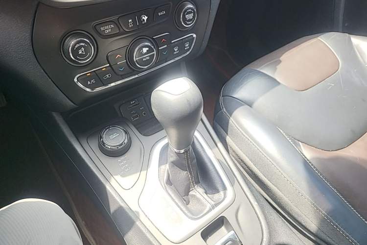 Used Jeep Cherokee 2016 2.4L Professional Edition Gear Lever