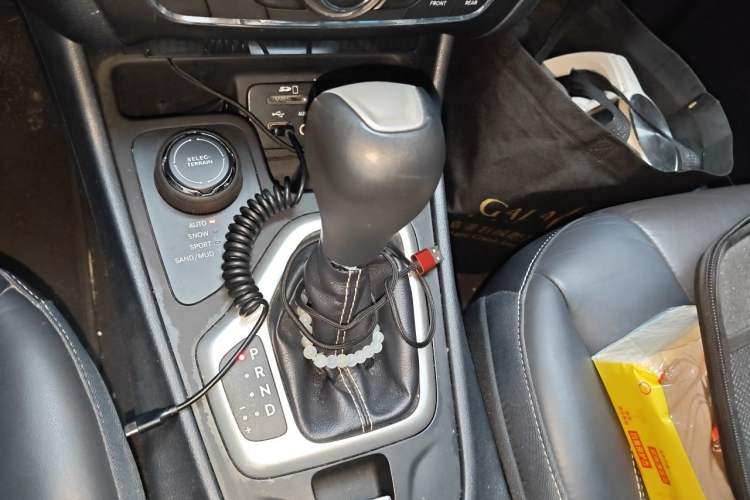 Used Jeep Cherokee 2016 2.4L Professional Edition Gear Lever