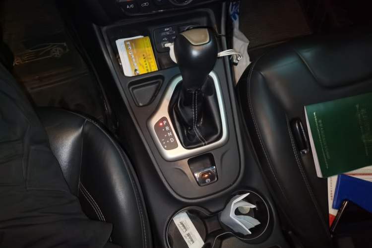 Used Jeep Cherokee 2016 2.4L Leading Edition Gear Lever