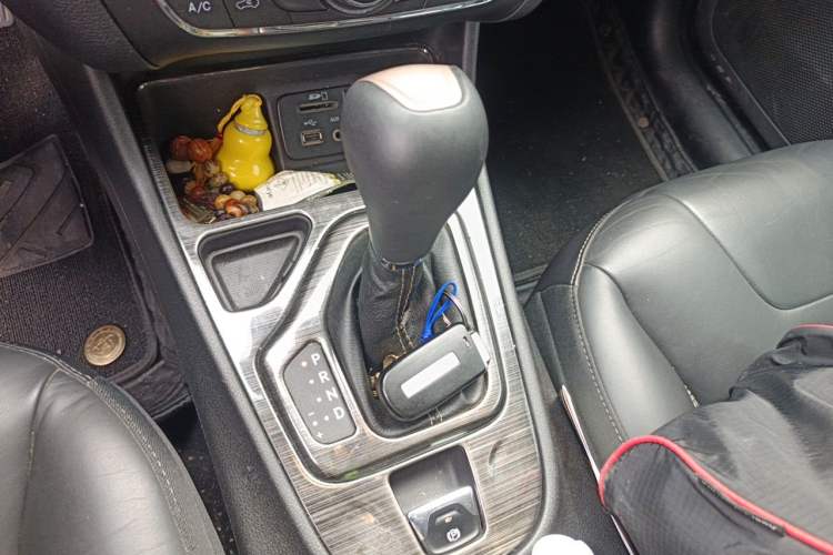 Used Jeep Cherokee 2016 2.0L Superior Edition Gear Lever