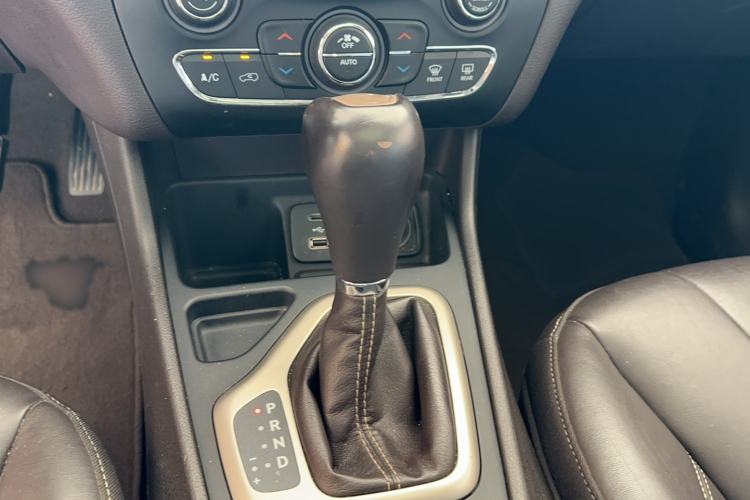 Used Jeep Cherokee 2016 2.0L Superior Edition Gear Lever