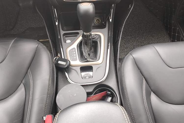 Used Jeep Cherokee 2016 2.0L Superior Edition Gear Lever