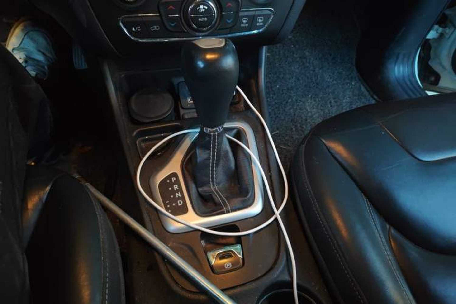 Used Jeep Cherokee 2016 2.4L Leading Edition Gear Lever