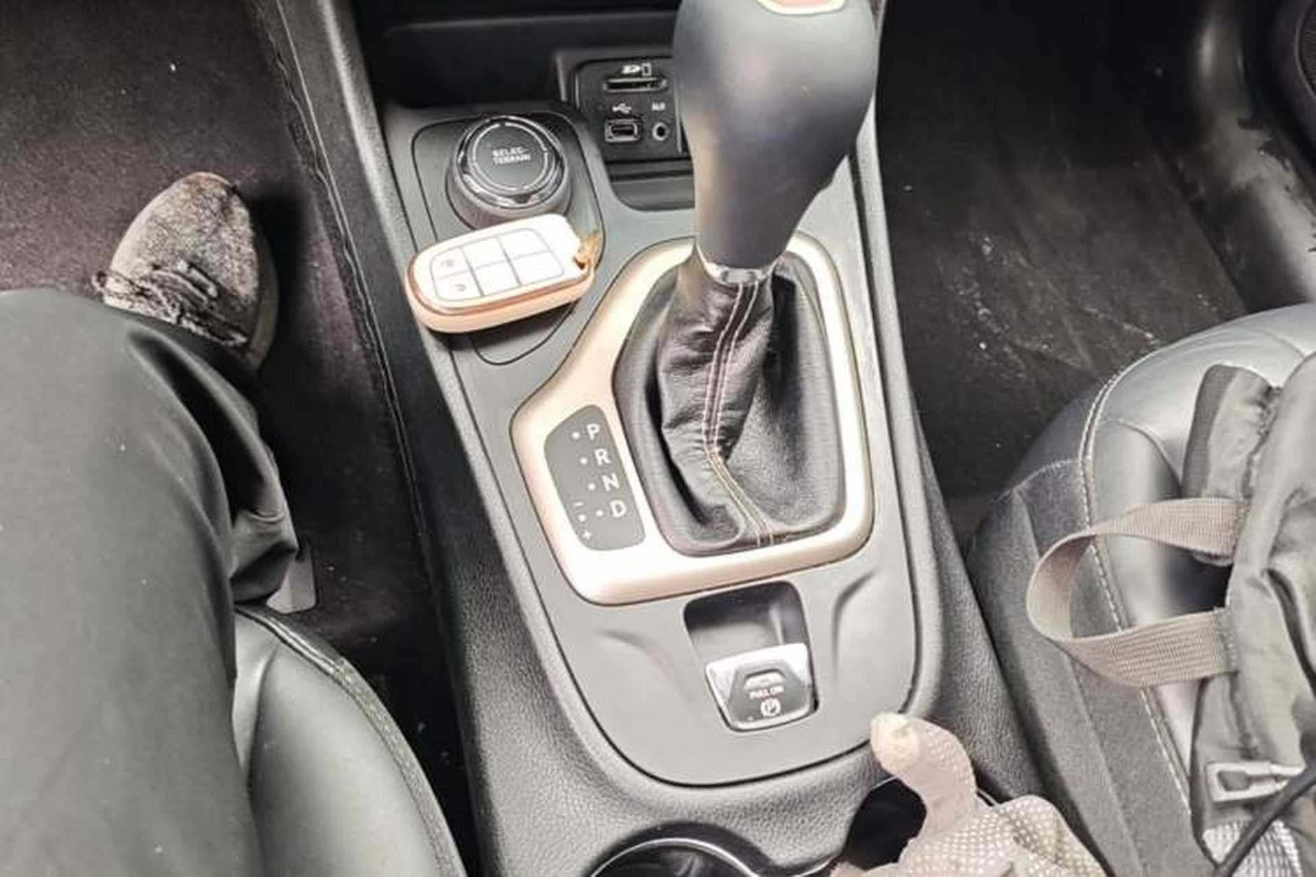 Used Jeep Cherokee 2016 2.4L Professional Smart Version Gear Lever