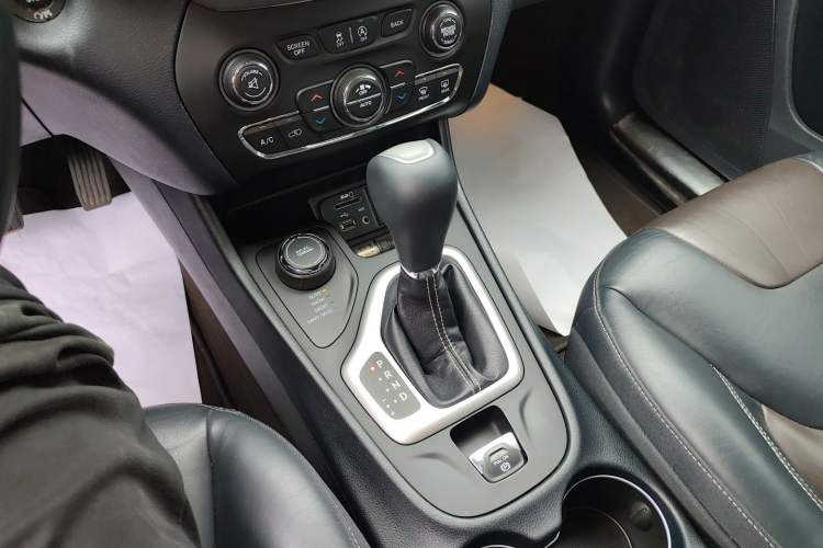 Used Jeep Cherokee 2016 2.4L Professional Edition Gear Lever